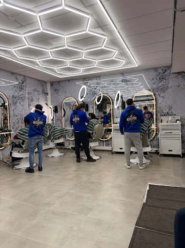 Interieur van Barbershop Talix met hexagon LED-verlichting
